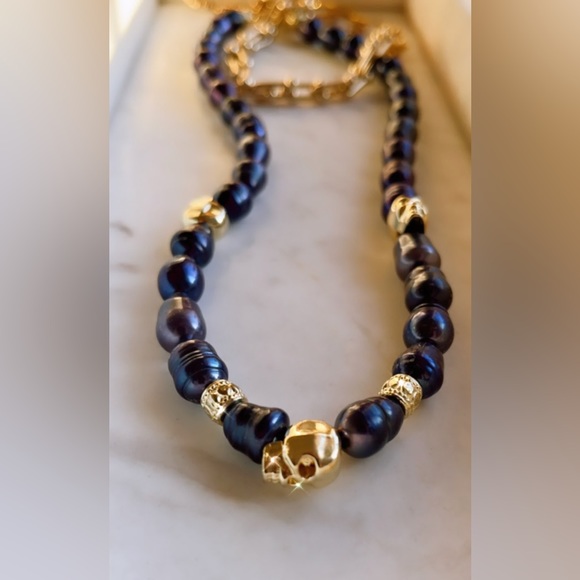 Pearls and gold skulls necklace - Picture 1 of 3